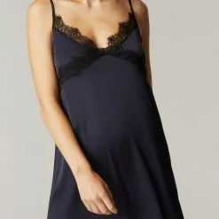 Simone Perele: Satin Secrets Negligé, Kurz