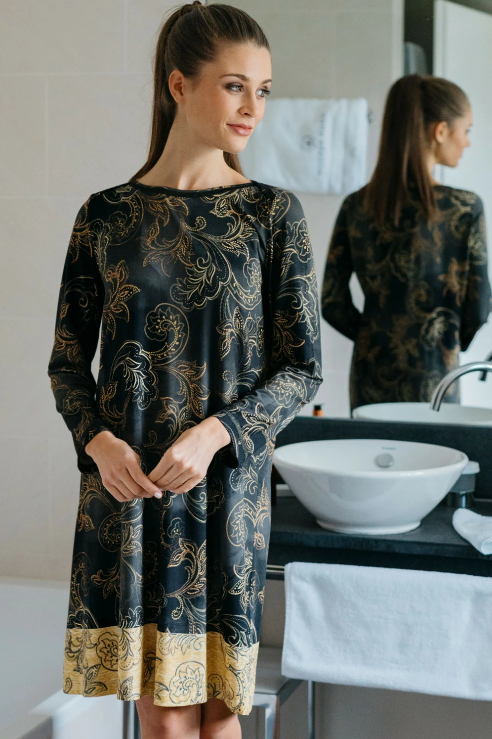 Hutschreuther: One 2021 Nachthemd Kurz Ornament-Print 3 Hutschreuther: One 2021 Nachthemd Kurz Ornament-Print